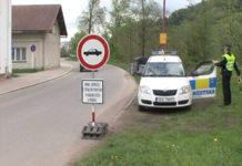 POVOLENÍ KONTROLUJÍ POLICEJNÍ HLÍDKY