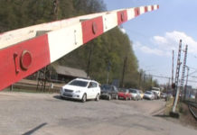 KERHARTICE: PŘES PŘEJEZDY NA POVOLENÍ I NADÁLE