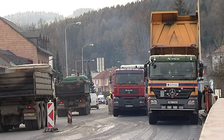 ASFALTOVÁNÍ I/14 ZAČALO