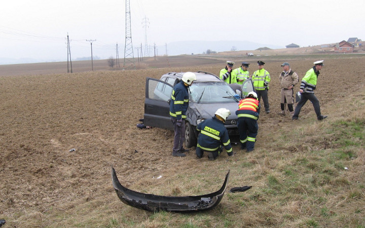 AUTO SE PŘETOČILO PŘES STŘECHU A SKONČILO V POLI