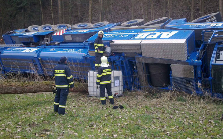 STOTUNOVÝ KOLOS SE PŘEVRÁTIL DO PŘÍKOPU