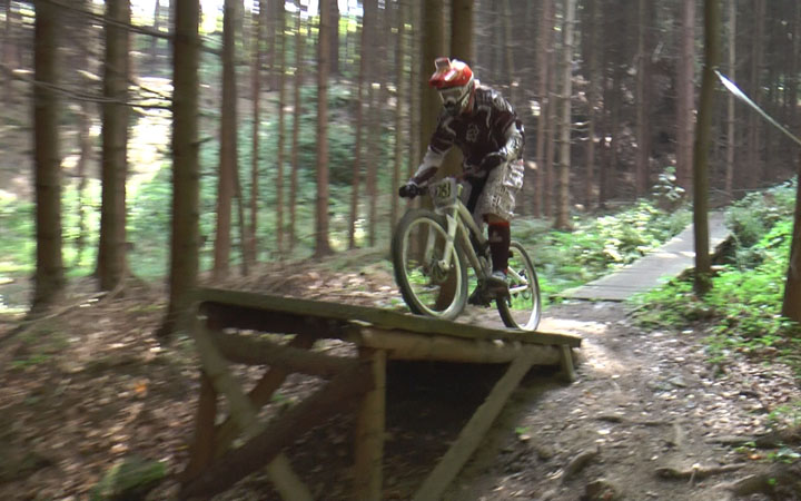 4. PEKELNÝ DOWNHILL VYHRÁL JIŘÍ FIKEJZ