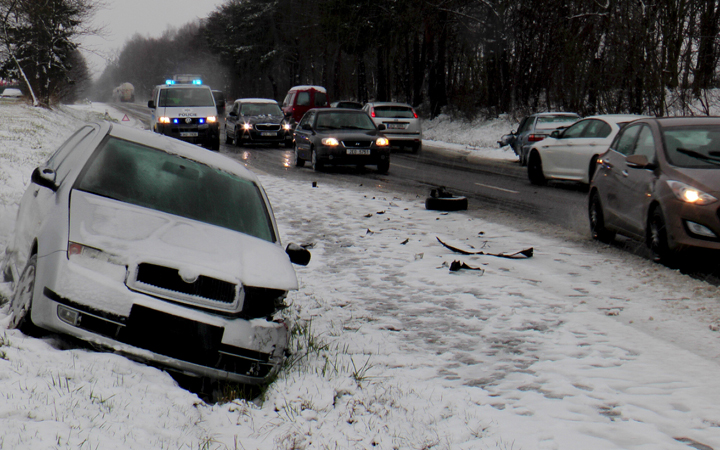 NA SILNICI I/14 HAVAROVALA TŘI OSOBNÍ AUTA