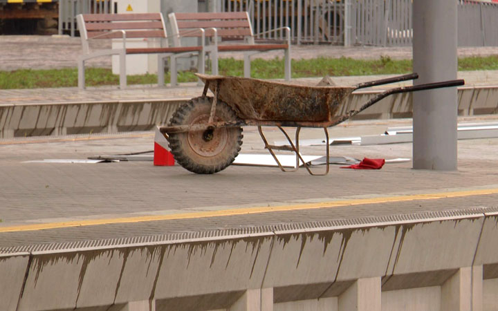 NA NÁDRAŽÍ SE ODSTRAŇUJE PROBLÉM SESUNUTÉ ČÁSTI NÁSTUPIŠTĚ