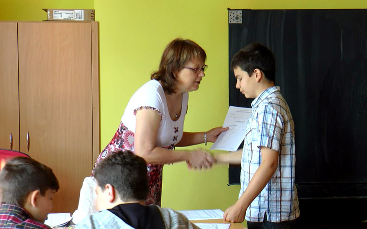 ŽÁCI SI PŘEVZALI VYSVĚDČENÍ A ZAČALY JIM PRÁZDNINY