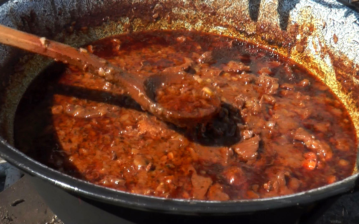 POPÁTÉ SE SOUTĚŽILO O NEJLEPŠÍ GULÁŠ, ZÁSTĚRU OBLÉKL I HEJTMAN