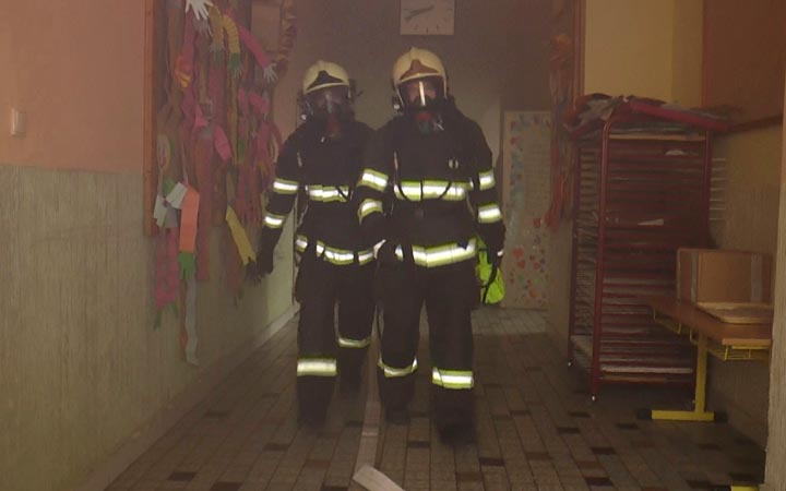 ZŠ BRATŘÍ ČAPKŮ ZACHVÁTIL DÝM, NAŠTĚSTÍ POUZE CVIČNĚ