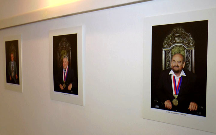 VÝSTAVA PŘIPOMÍNÁ STAROSTY MĚSTA OD ROKU 1990