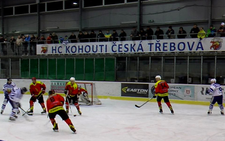 KOHOUTI DVANÁCTI BRANKAMI ROZSTŘÍLELI POLIČKU