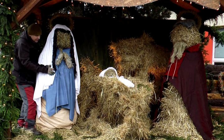 ŠKOLU BRATŘÍ ČAPKŮ ZDOBÍ BETLÉM