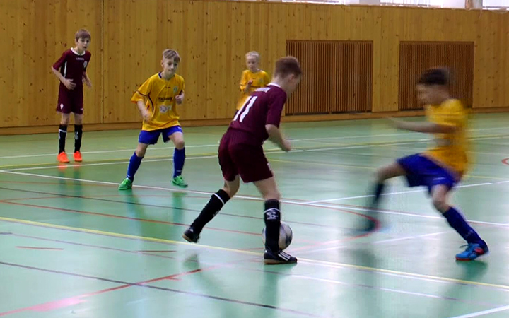 MLADÍ FOTBALISTÉ V ZIMĚ NEZAHÁLÍ, KE HŘE VYUŽILI TĚLOCVIČNU
