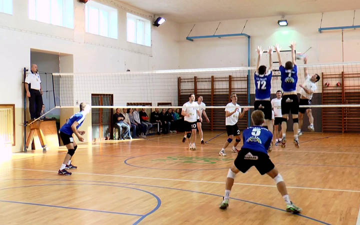 VOLEJBALOVÉ DERBY VYHRÁLI DOMÁCÍ, ALE HOSTÉ JE POTRÁPILI