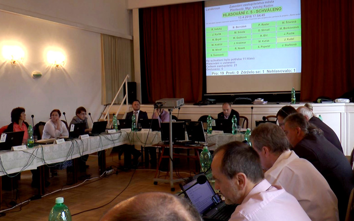 ZASTUPITELÉ SCHVALOVALI DOTACE A PRODEJ POZEMKŮ