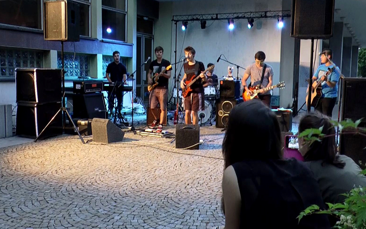 PROSTRANSTVÍ PŘED “POPRÁČEM” ROZEZNĚL FESTIVAL STUDENTSKÝCH KAPEL