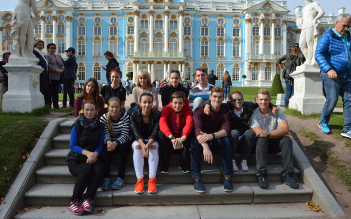 ZÁJEZD DO PETROHRADU, BENÁTEK SEVERU