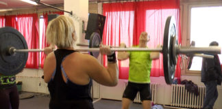 ZIMNÍ ZÁVODY DVOJIC V “CROSSFITU” ZAČALY V KRYTÉM PLAVECKÉM BAZÉNU