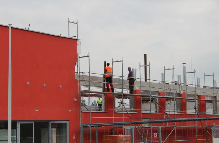 REKONSTRUKCE POŠKOZENÉ TĚLOCVIČNY V ČESKÉ TŘEBOVÉ ZAČALA INSTALACÍ VAZNÍKŮ