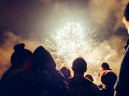 PETARDA EXPLODOVALA DÍTĚTI V RUCE