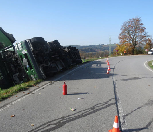 KAMION LEHL DO PŘÍKOPU