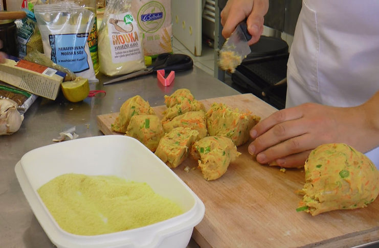 JÍDELNÍČEK ZÁKLADNÍ A MATEŘSKÉ ŠKOLY BUDE BOHATŠÍ O NOVÉ POKRMY