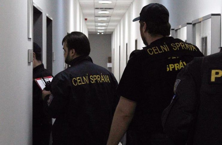 CELNÍCI SI POSVÍTILI NA PRACOVNÍKY ZE ZAHRANIČÍ