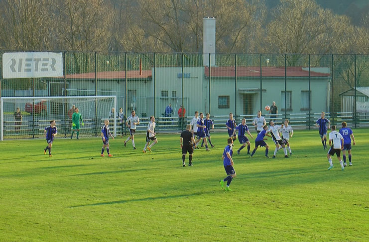 FOTBALISTÉ JISKRY PODLEHLI LÍDROVI TABULKY, O VÍTĚZI ROZHODL JEDINÝ GÓL