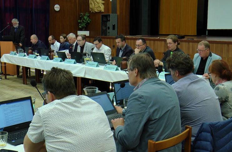 ZASTUPITELÉ BYLI SEZNÁMENI S ANALÝZOU FINANCÍ A RATINGEM