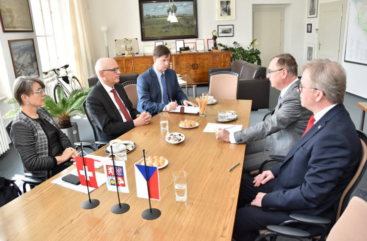 ŠVÝCARSKÝM FIRMÁM V PARDUBICKÉM KRAJI SE DAŘÍ