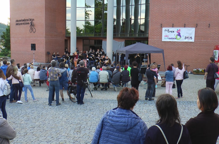 ŽÁCI UMĚLECKÝCH ŠKOL SE OPĚT PŘEDVEDLI VEŘEJNOSTI