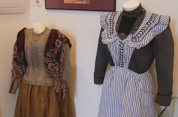 NOVÉ VÝSTAVY V MUZEU SE ZABÝVAJÍ POŠTOVNÍMI SCHRÁNKAMI A SECESNÍM ODÍVÁNÍM