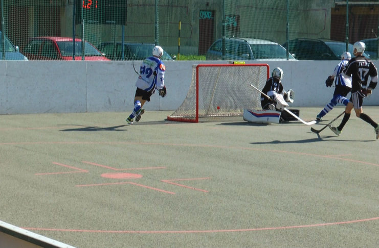 HOKEJBALISTÉ LOKOMOTIVY SI PORADILI SE SVÍTKOVEM STARS B