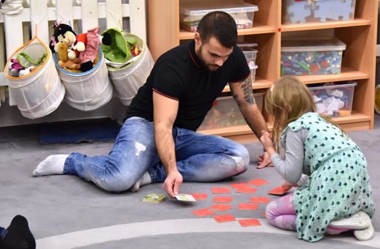 TÁTOVÉ A DĚDOVÉ SI HRÁLI VE ŠKOLCE