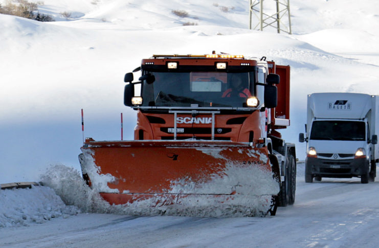 O VÍKENDU NASNĚŽÍ I V NÍŽINÁCH. SILNIČÁŘI VYZÝVAJÍ K OPATRNOSTI