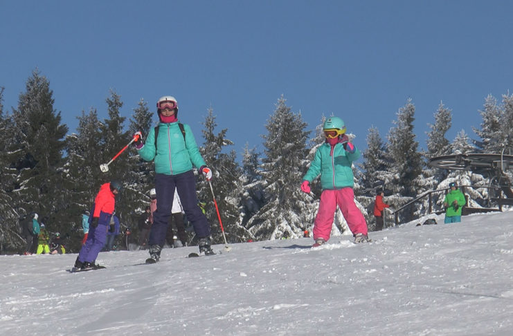 MILOVNÍCI LYŽOVÁNÍ, ALE I ZAČÁTEČNÍCI SI VE SKI AREÁLU PŘIJDOU NA SVÉ