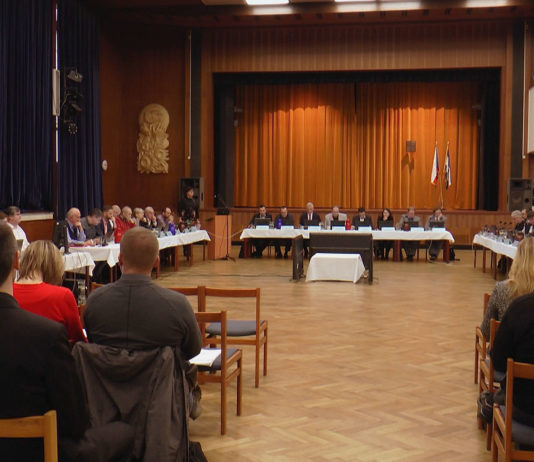 ZASTUPITELÉ MĚST SE SEJDOU, NĚKDE VŠAK V NÁHRADNÍCH TERMÍNECH