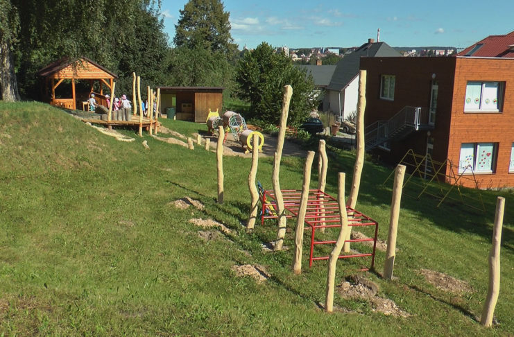 ZAHRADY MATEŘSKÝCH ŠKOL POD LESEM A NA VÝSLUNÍ SE DOČKAJÍ OBNOVY