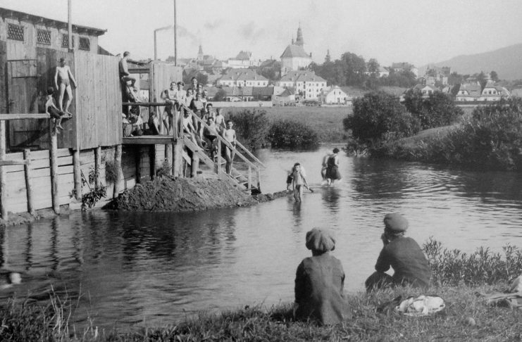 VÝSTAVA GALERIE DOKUMENTUJE SNÍMKY KOUPALIŠTĚ V PROMĚNÁCH ČASU