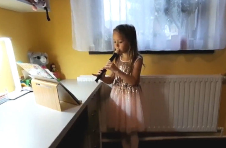 ZUŠ OBNOVILA E-BESÍDKY A CHYSTÁ ONLINE VÁNOČNÍ KONCERT