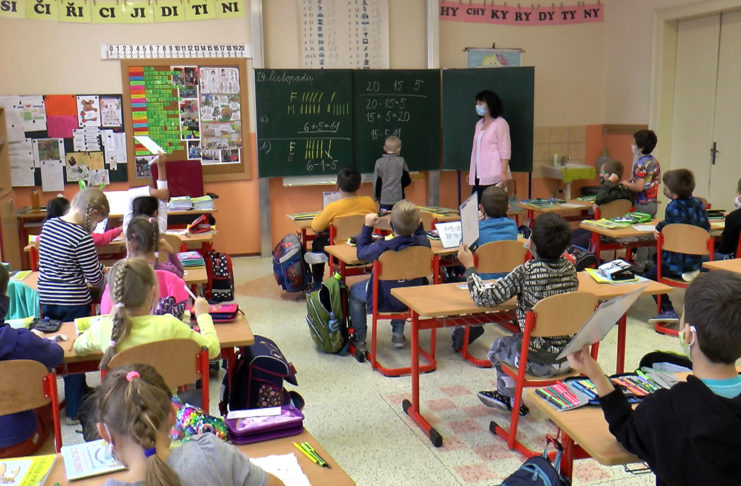 PRVNÍ A DRUHÉ TŘÍDY ZÁKLADNÍCH ŠKOL SE UČÍ ZA PŘÍSNÝCH PODMÍNEK