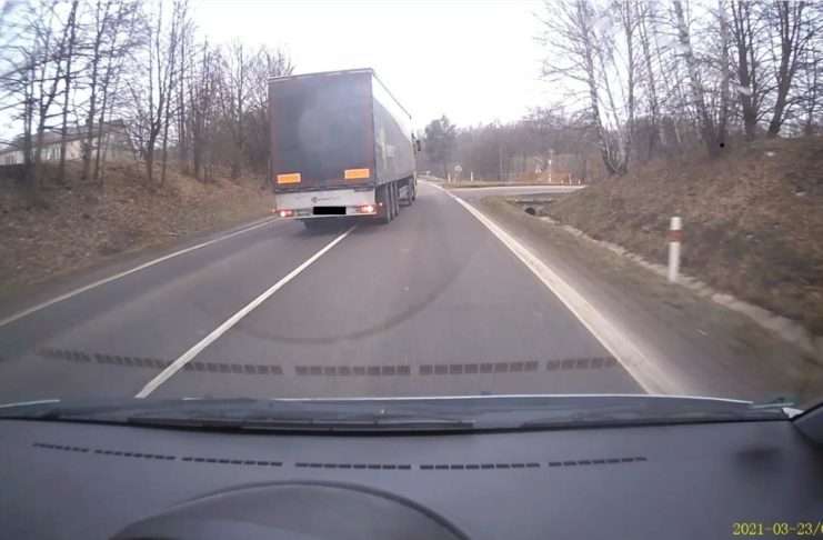 POLICIE HLEDÁ SE KAMION, KTERÝ JEL V PROTISMĚRU