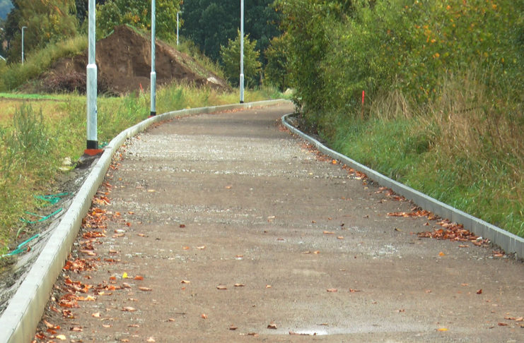 VÝSTAVBA CYKLOSTEZKY DO SÁZAVY JE V PLNÉM PROUDU, BUDE SE ASFALTOVAT