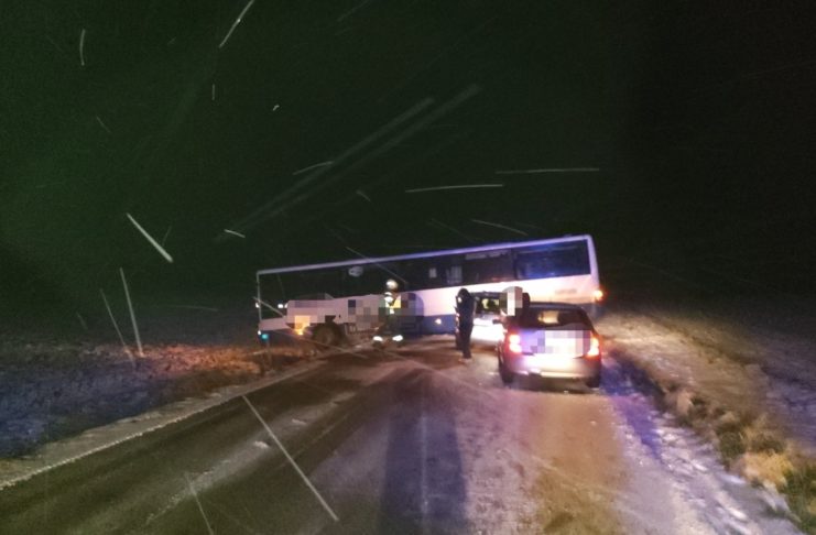 SNÍH I NÁMRAZA KOMPLIKUJÍ DOPRAVU V NAŠEM KRAJI