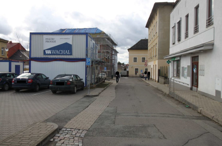 POLICIE HLEDÁ ŘIDIČE, ŽENĚ POMOHL, PAK ODJEL