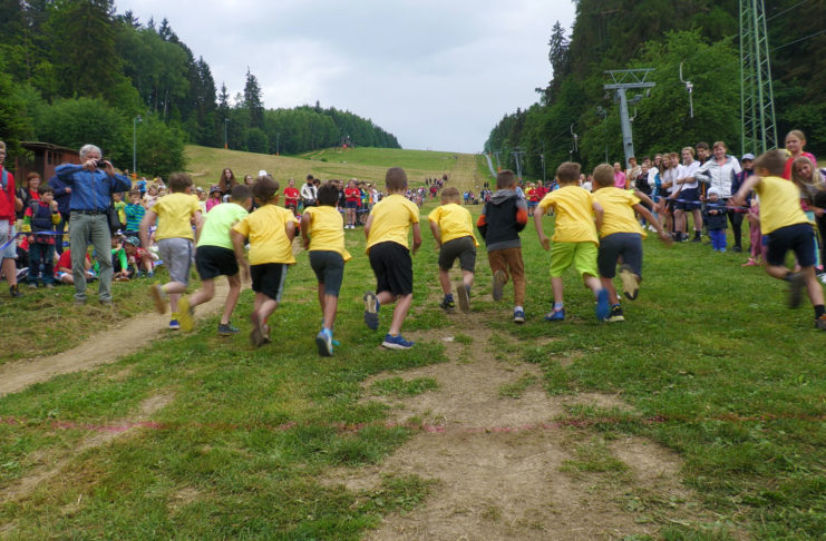 TÝDEN SPORTU ODSTARTOVAL NA PEKLÁKU TRADIČNÍM BĚHEM DO VRCHU
