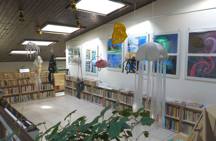 ŽÁCI VÝTVARNÉHO OBORU ZUŠ J. KOCIANA VYSTAVUJÍ V MĚSTSKÉ KNIHOVNĚ