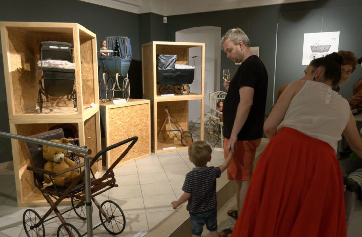 Městské muzeum zaplnily historické dětské i loutkové kočárky