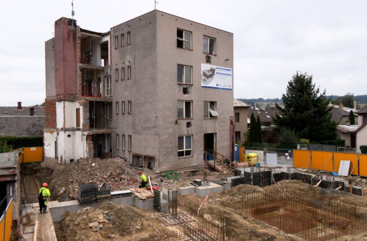 Stavba knihovny, zahájena v červnu, pokračuje dle harmonogramu