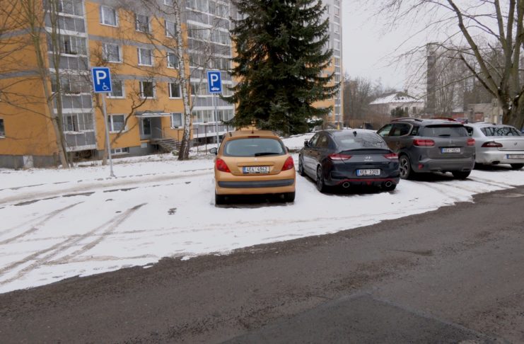 Město řeší parkování na Trávníku, u ZUŠ přibylo pět míst