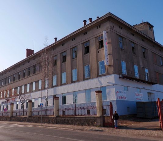 Lanškroun se loučí s poslední budovou legendární Tesly