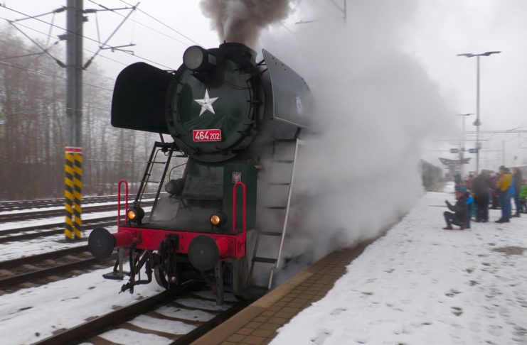 Letohrad zahájil advent parní lokomotivou a rozsvícením vánočního stromu